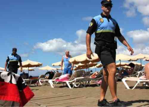 policia patrullando por la playa