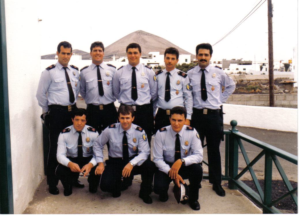 Agentes Baldomero Cañada, Celso B., León Acosta, Carlos Melián, Pablo B. Antonio R., Juan de León y José Díaz, junto a la antigua jefatura en la casa consistorial (1986)