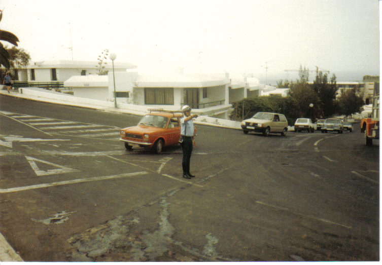 Celso Betancort regulando el tráfico en la calle Timanfaya (1982)