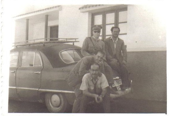 Rafael Cabrera con Manolo Sánchez, Antonio Sánchez y Marcial Torres en la calle Pío XII.
